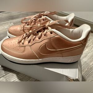 Nike Air Force 1 Special Edition Rose Gold NWB Grade School Size 4.5y GS white